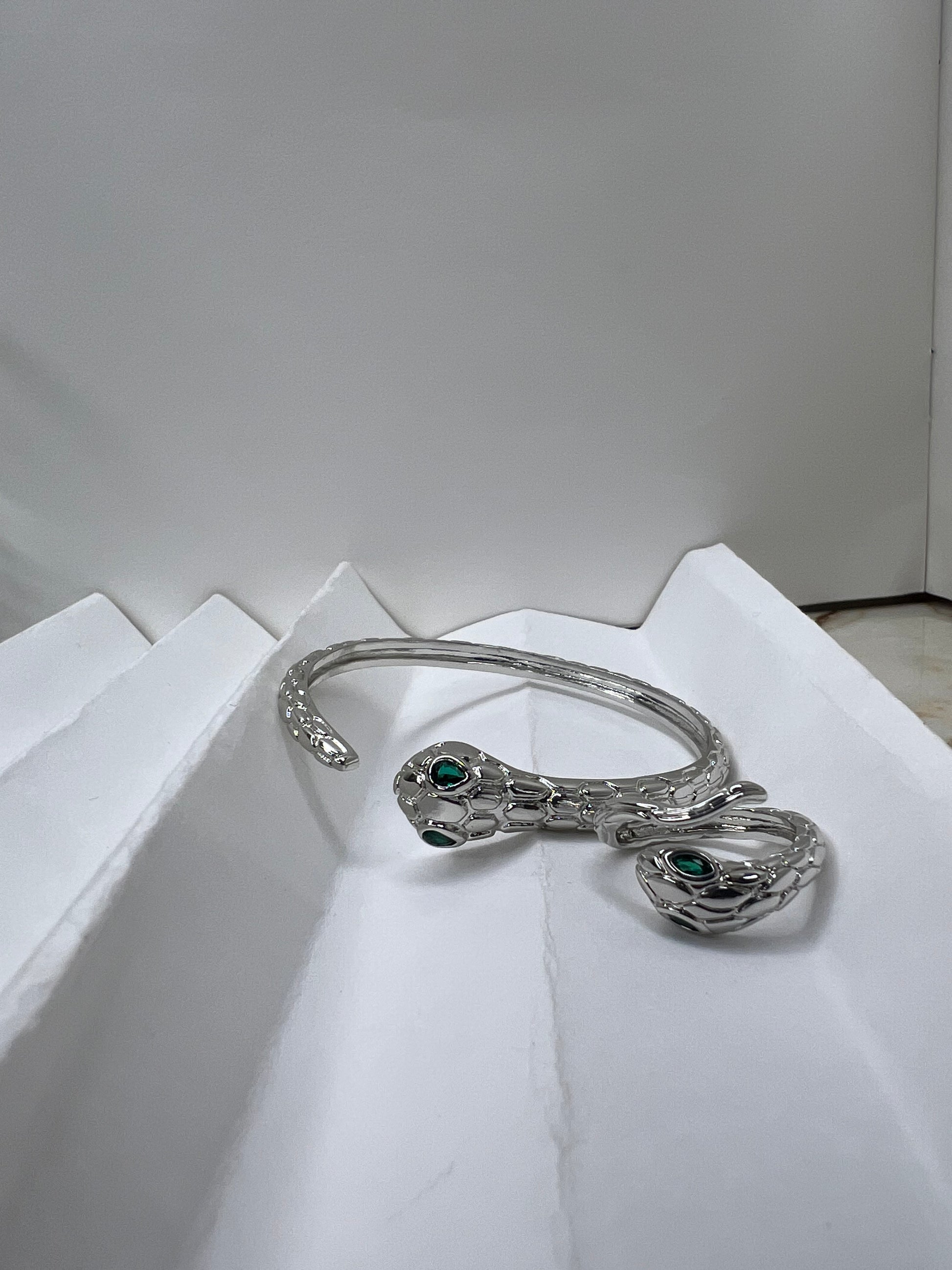 Green Stone Snake Bracelet with Ring Adjustable - STYLE BASKET